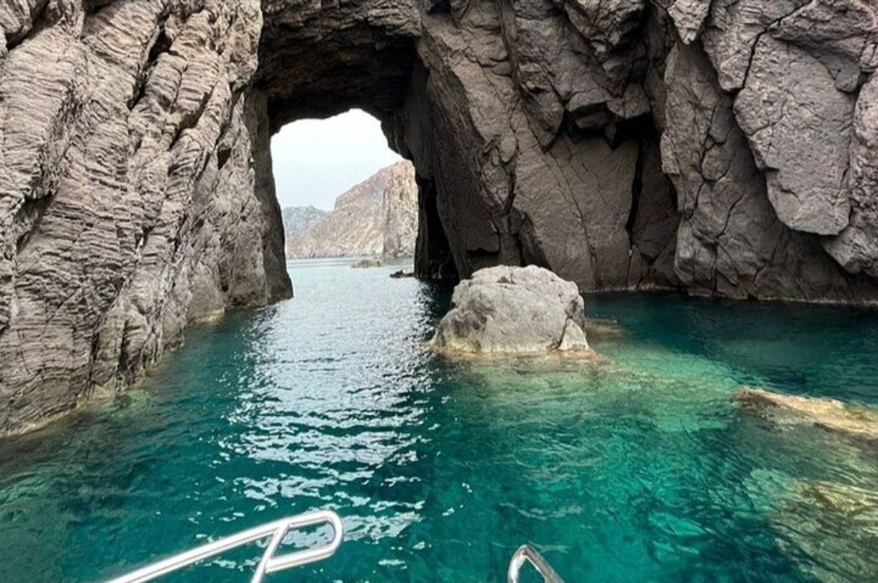 Tour di Lipari in Barca Privata da Lipari, Salina Opzionale 4/8h — 4