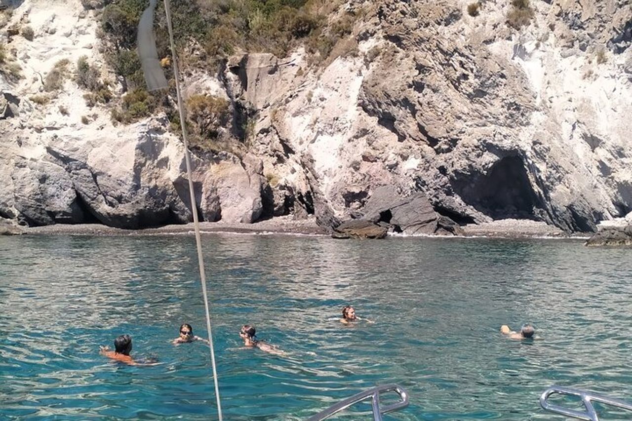 Tour di Lipari in Barca Privata da Lipari, Salina Opzionale 4/8h — 9