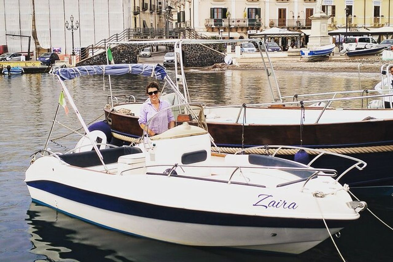 Tour di Lipari in Barca Privata da Lipari, Salina Opzionale 4/8h — 3