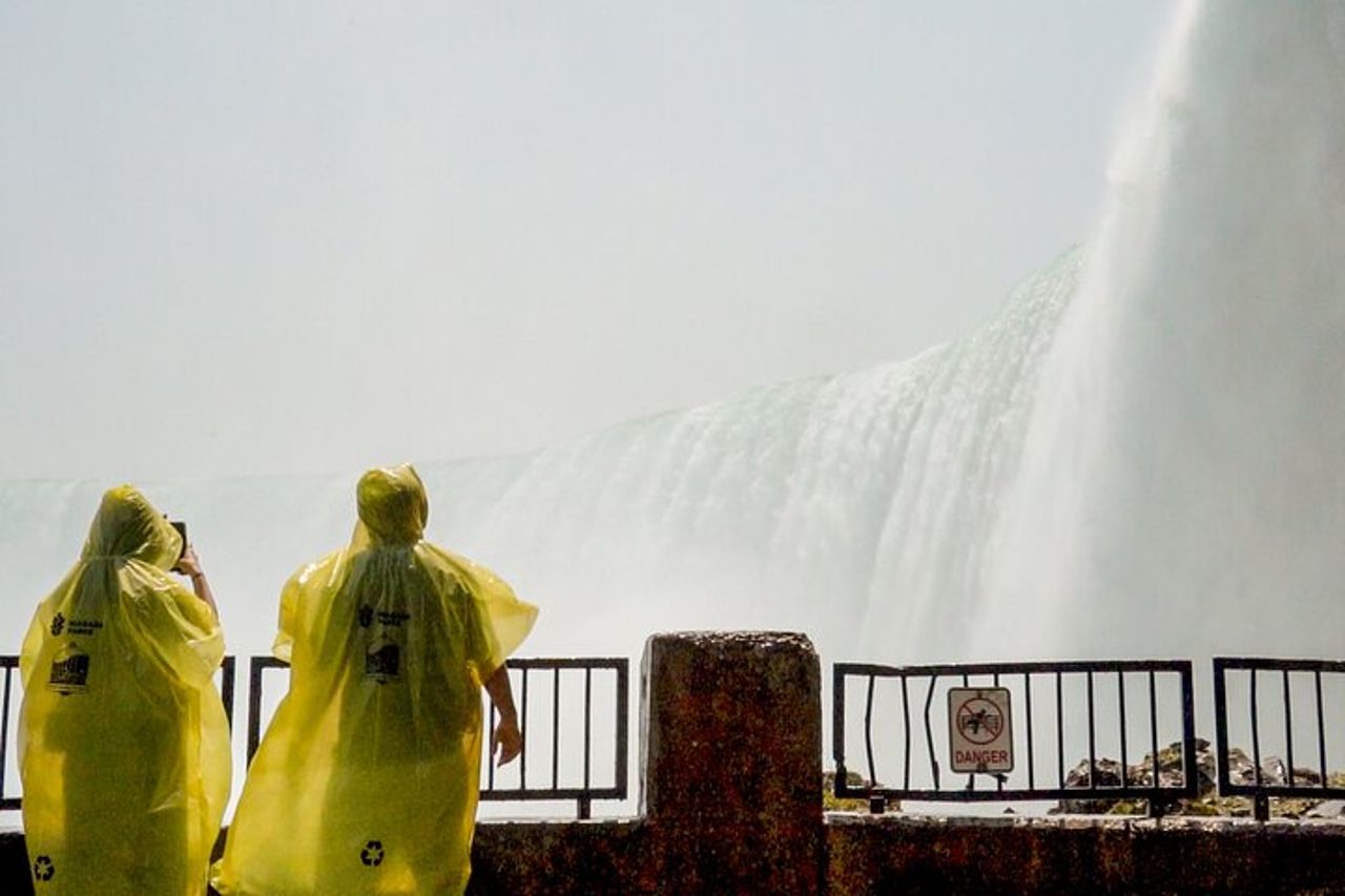 Cascate del Niagara Canada Tour : Elicottero, crociera in barca e viaggio — 5