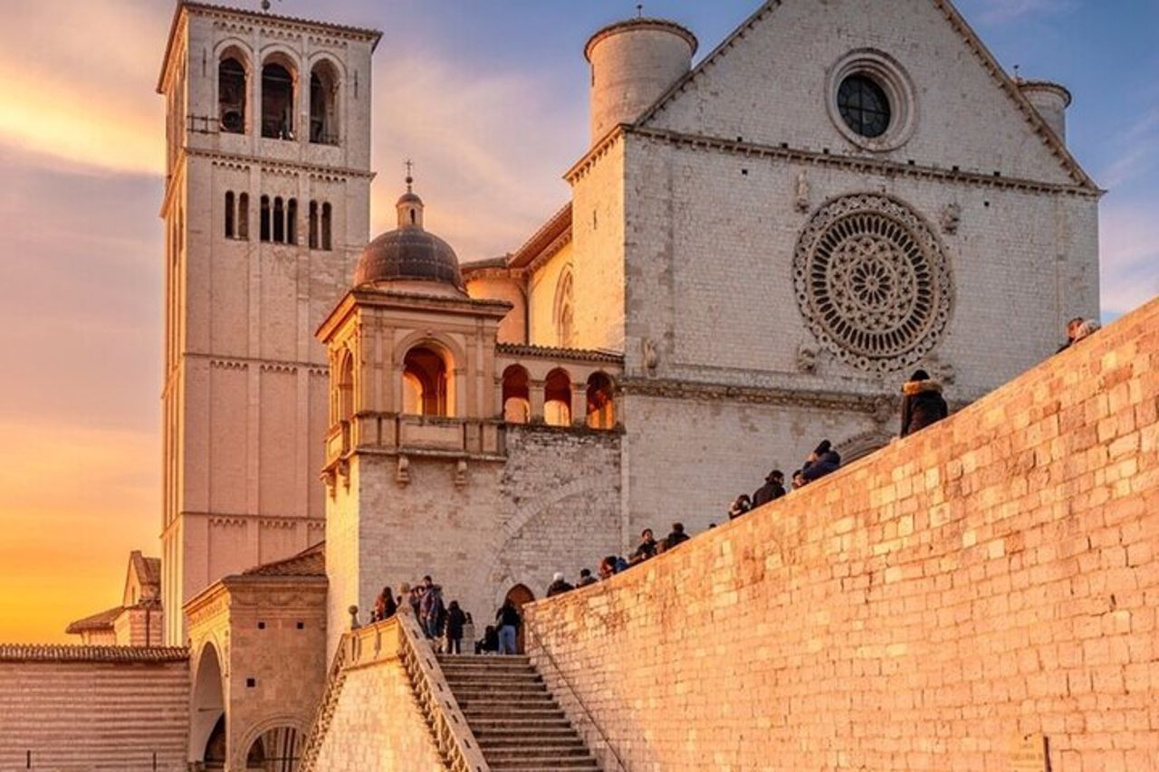 Umbria, tour di un'intera giornata da Roma a Todi, Assisi e degustazione di vini