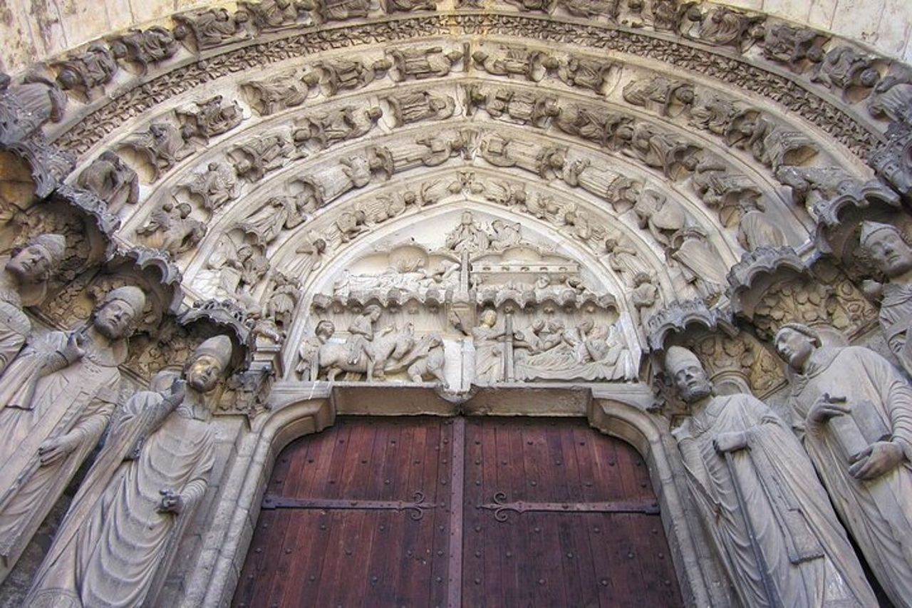 Passeggiata Chartres di Chiese Cattedrali ed Eroi della Guerra Mondiale con App — 6