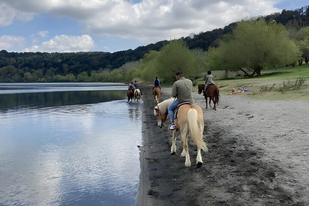Passeggiata a cavallo sul Lago di Martignano con Guida Vicino Roma — 5