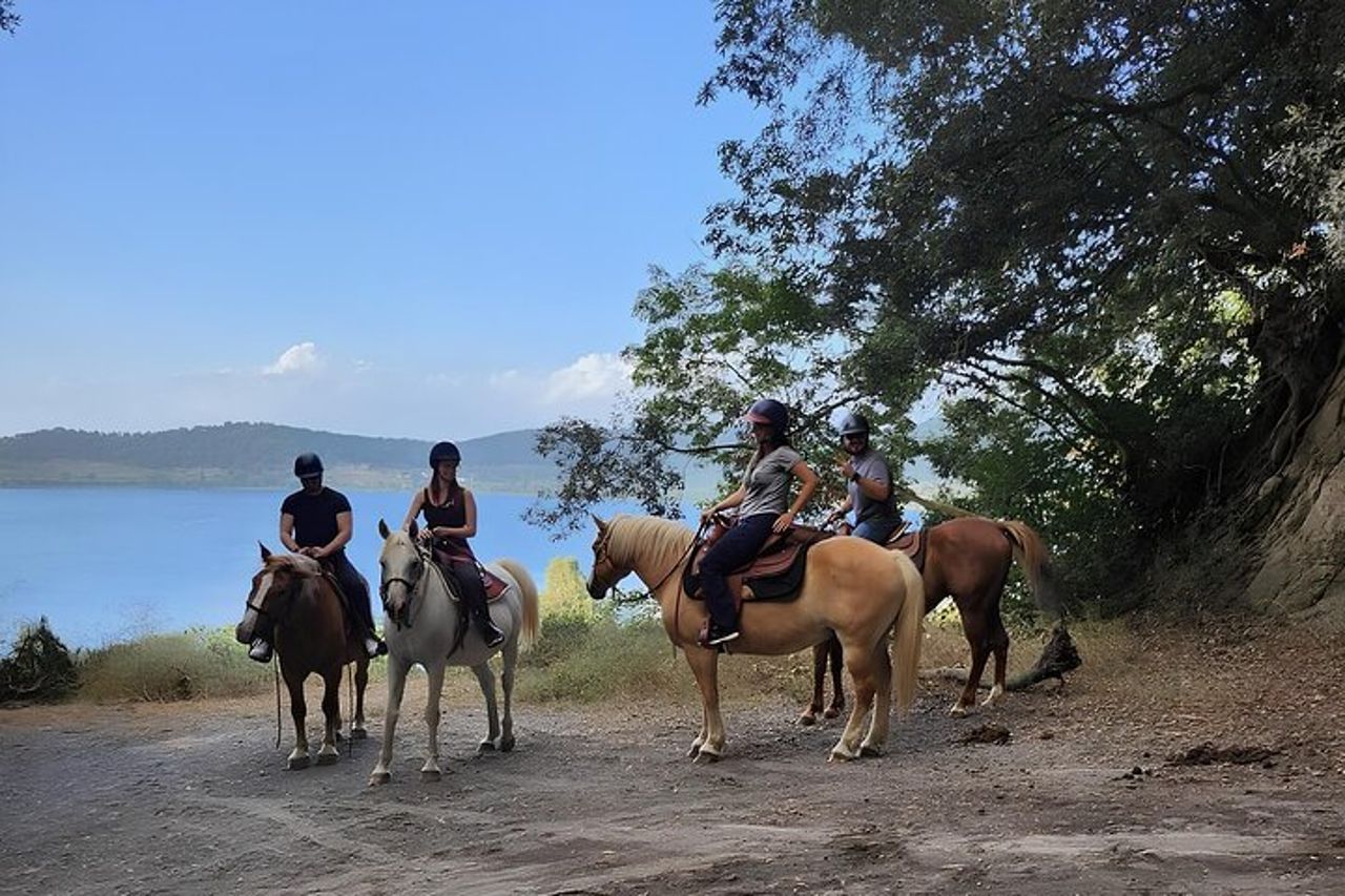 Passeggiata a cavallo sul Lago di Martignano con Guida Vicino Roma — 3