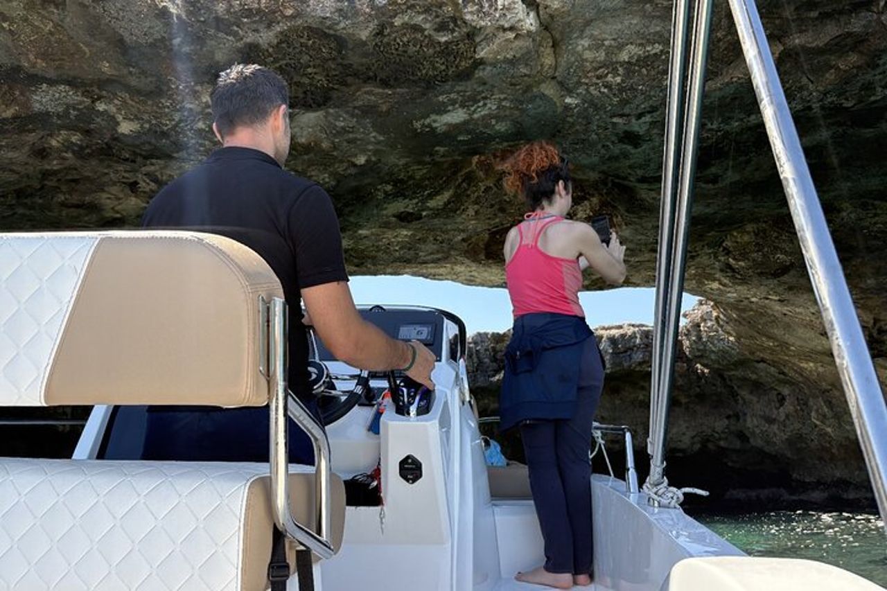 Tour privato in Barca Monopoli e Polignano con Aperitivo Incluso — 4
