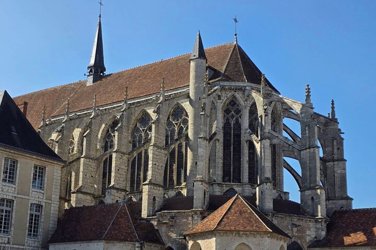 Passeggiata Chartres di Chiese Cattedrali ed Eroi della Guerra Mondiale con App — 3