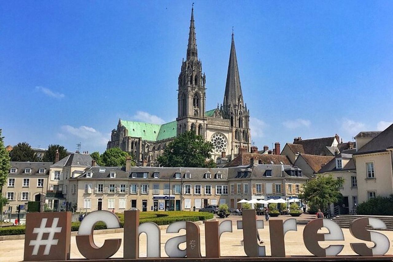 Passeggiata Chartres di Chiese Cattedrali ed Eroi della Guerra Mondiale con App — 4