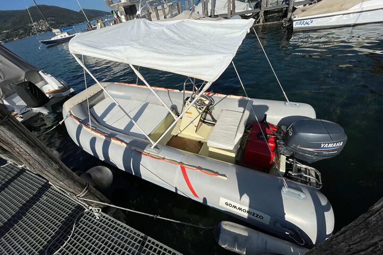 Noleggio gommone senza patente per un'intera giornata