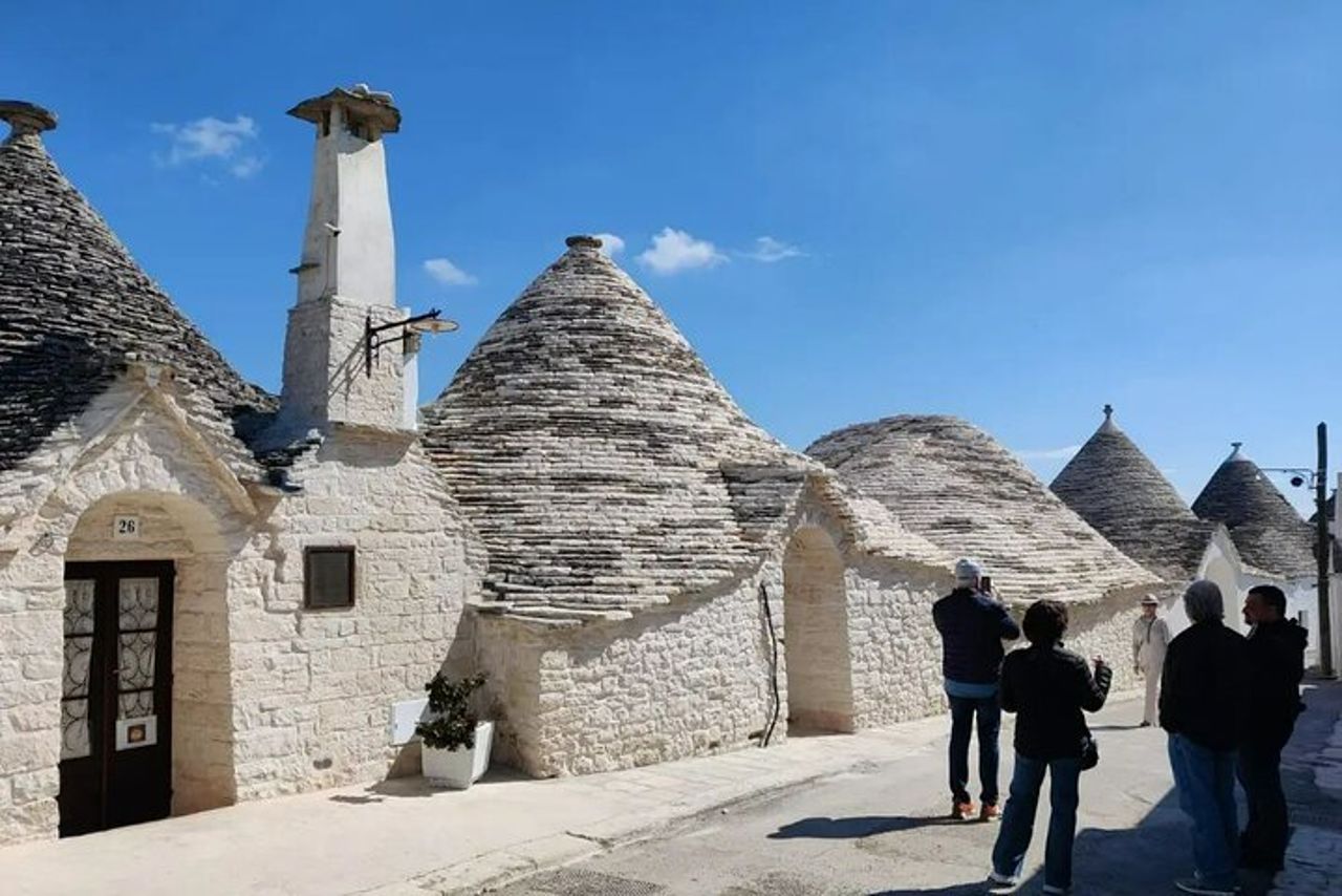 Tour privato di un giorno ad Alberobello e Monopoli in Puglia con Guida — 2