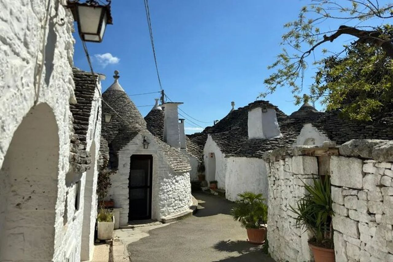 Tour privato di un giorno ad Alberobello e Monopoli in Puglia con Guida — 5