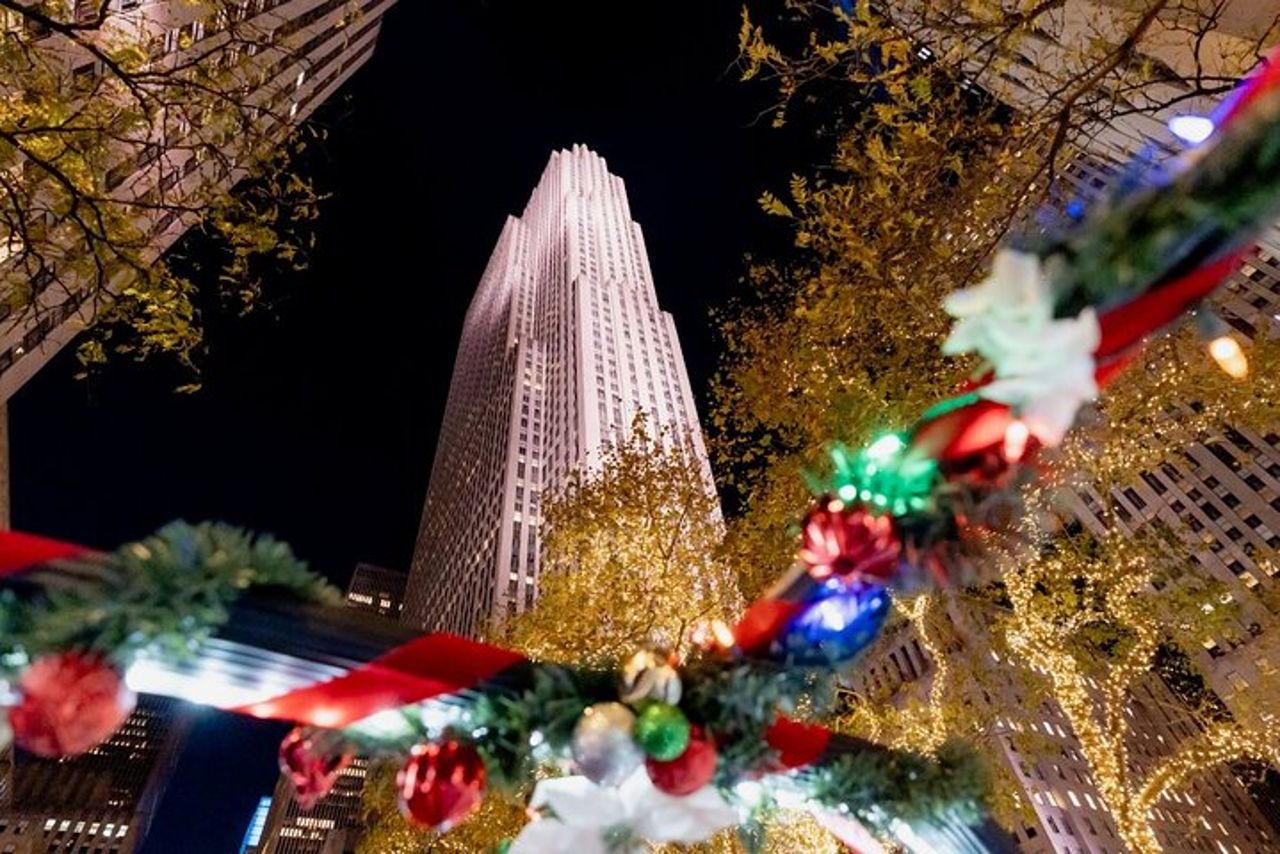 Tour in autobus North Pole Express NYC Christmas Lights Experience — 3