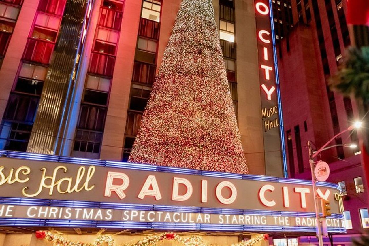 Tour in autobus North Pole Express NYC Christmas Lights Experience — 5