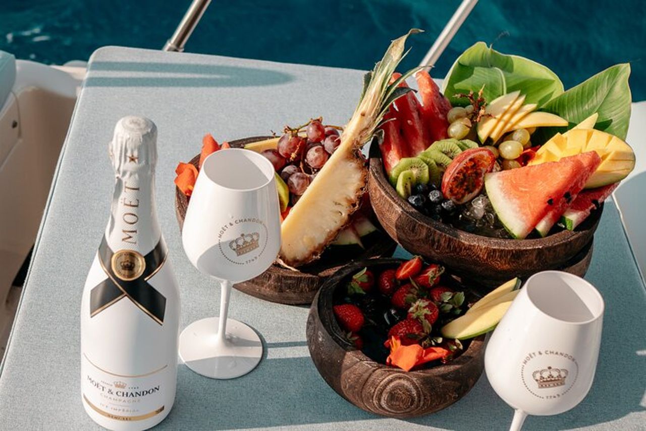 Crociera privata in yacht di un'intera giornata all'isola di Symi — 9