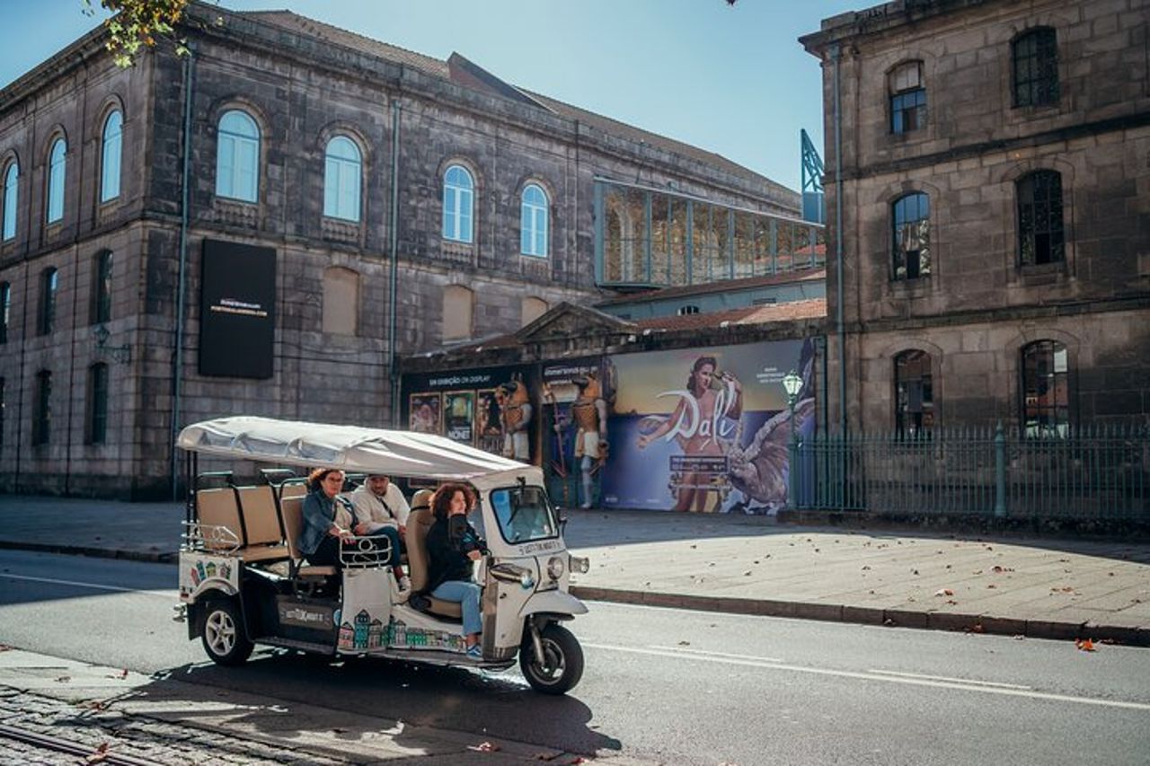 Scopri i punti salienti di Porto su un Tuk Tuk privato elettrico di 2 ore — 3