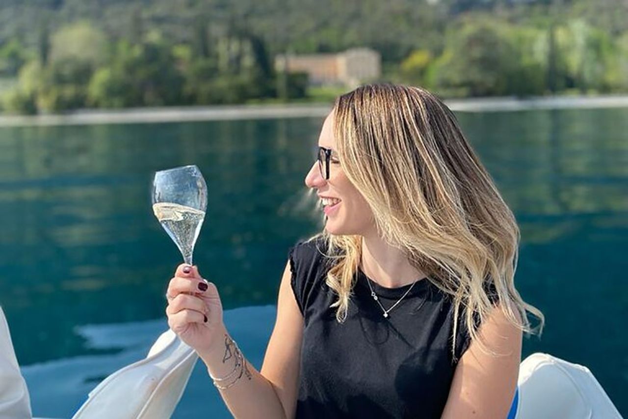 Crociera in barca al tramonto con degustazione di vino e cibo dal Garda — 2