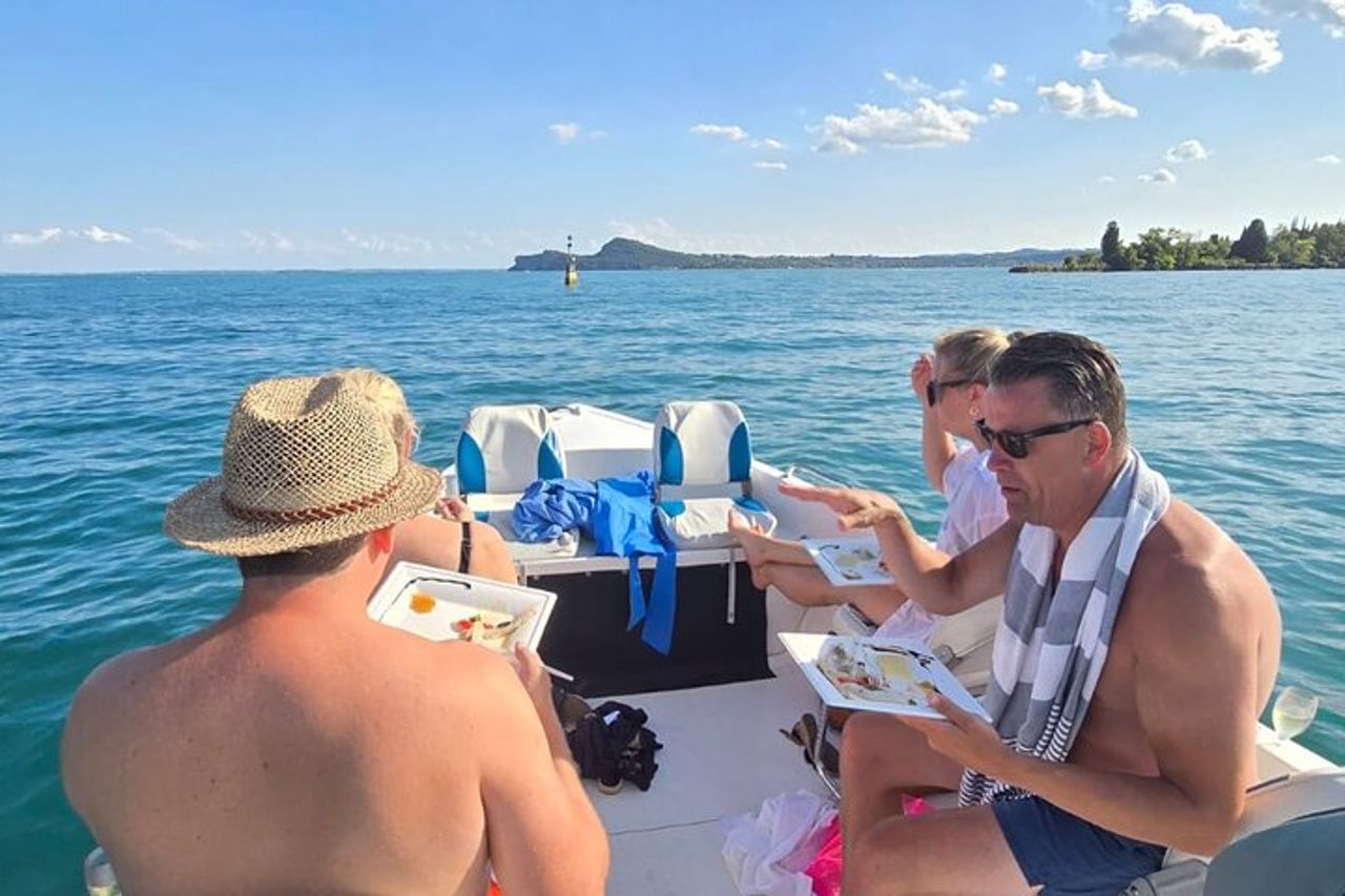Crociera in barca al tramonto con degustazione di vino e cibo dal Garda — 6