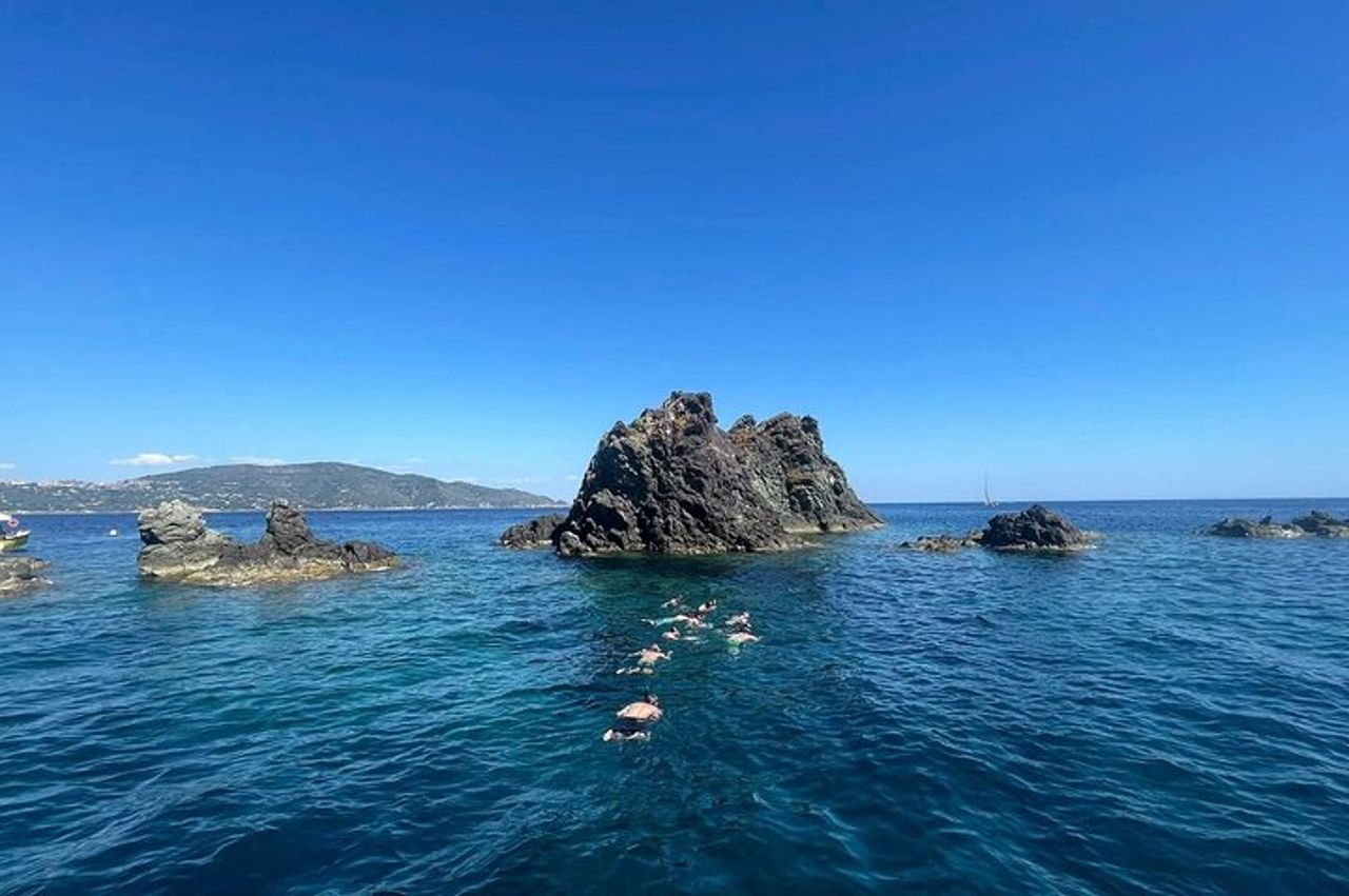 Tour in barca avventura dell'Isola d'Elba per piccoli gruppi e cena al tramonto — 4
