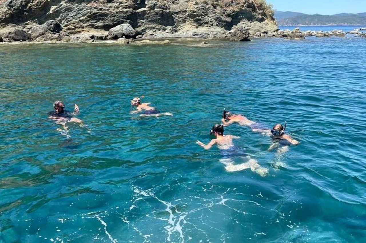 Tour in barca avventura dell'Isola d'Elba per piccoli gruppi e cena al tramonto — 6