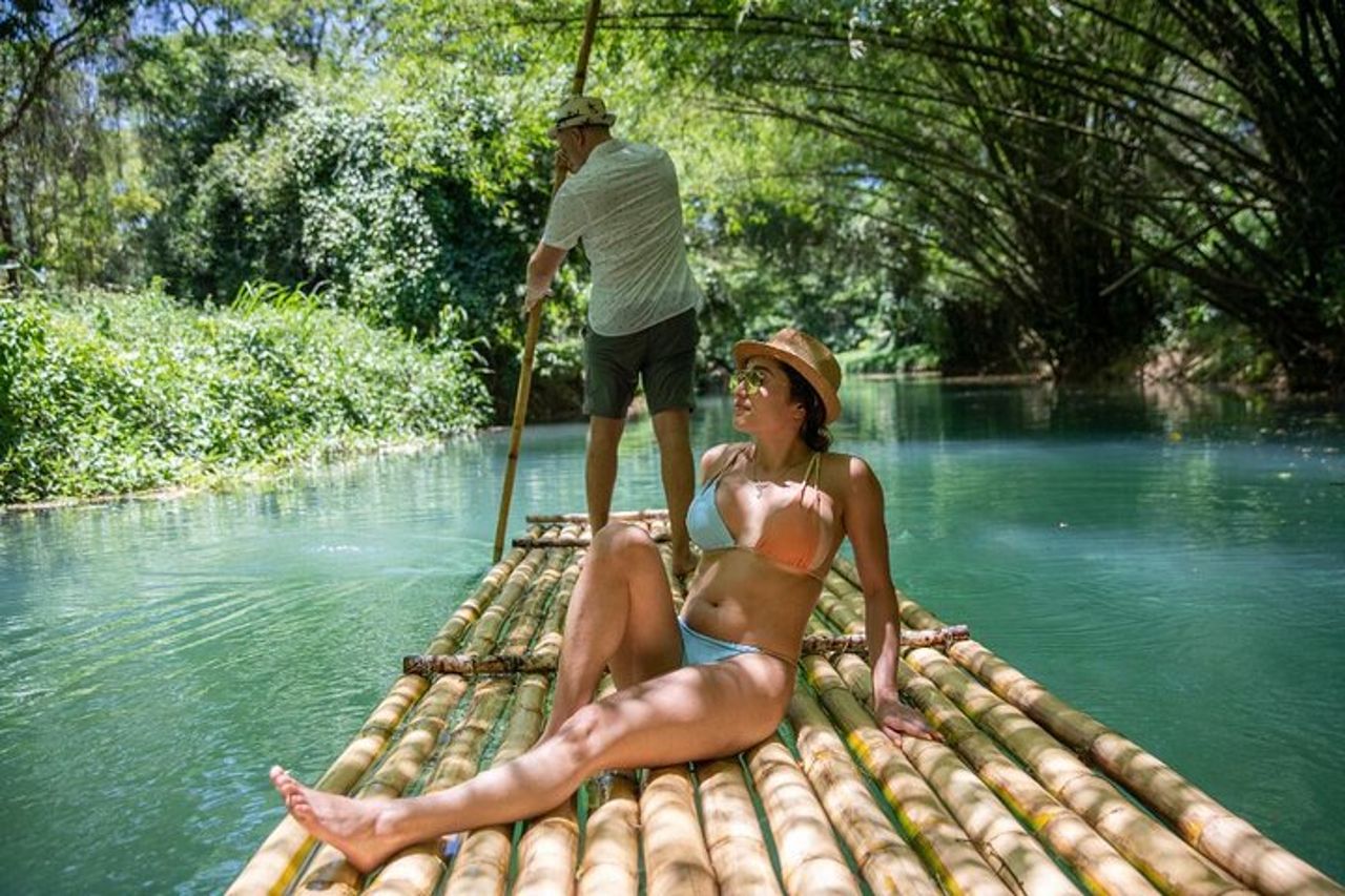 Martha Brae Bamboo River Rafting Experience Falmouth Giamaica — 4