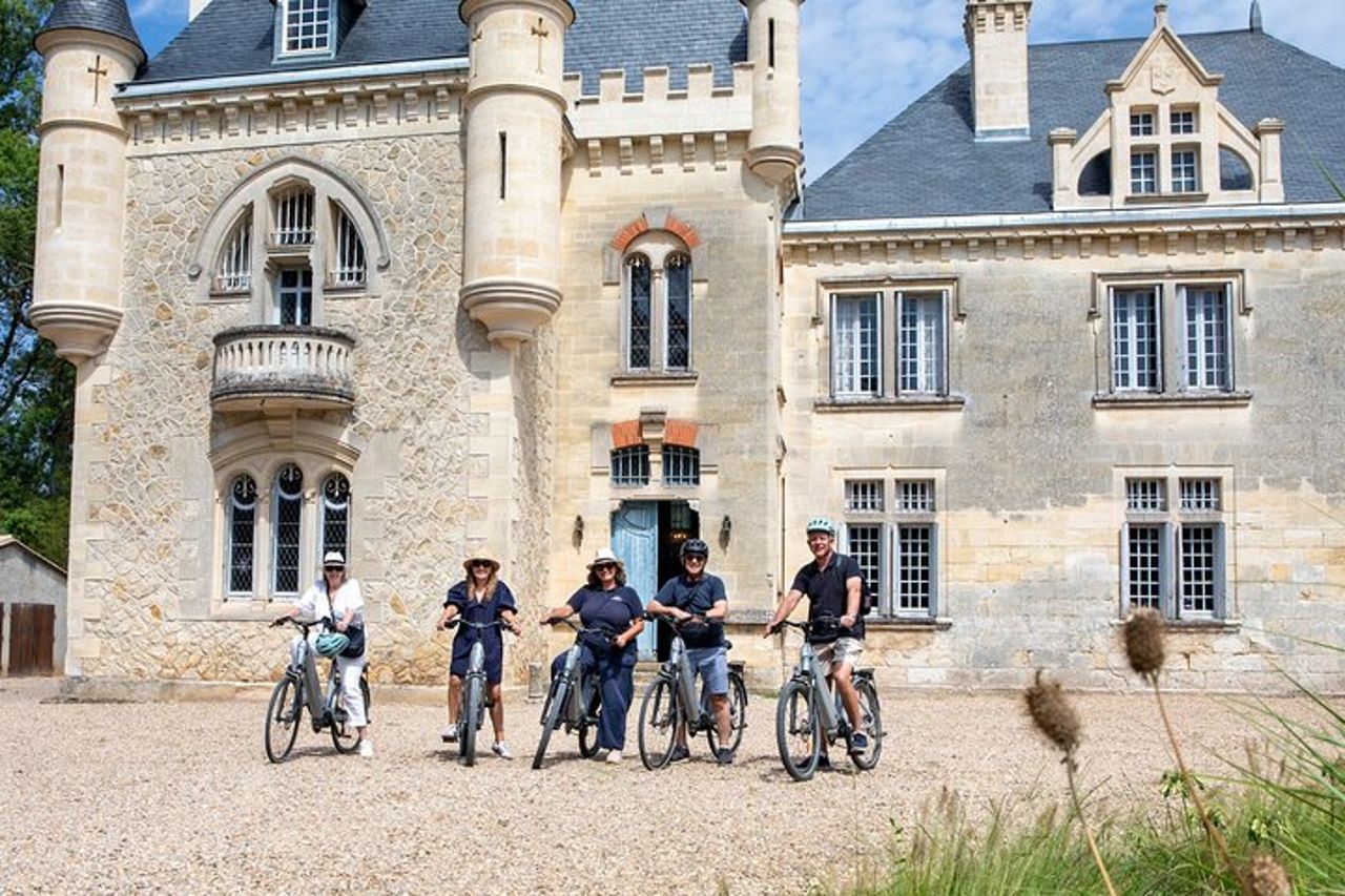 Tour del vino in bici elettrica per piccoli gruppi di Saint-Emilion Degustazioni e pranzo da Bordeaux — 3