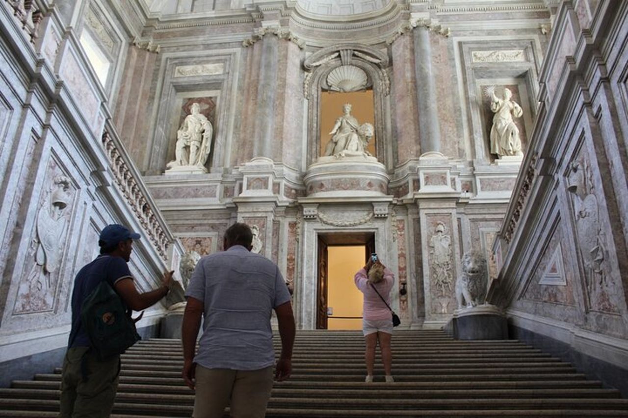 Tour privato della Reggia di Caserta da Napoli con Guida, Autista — 3