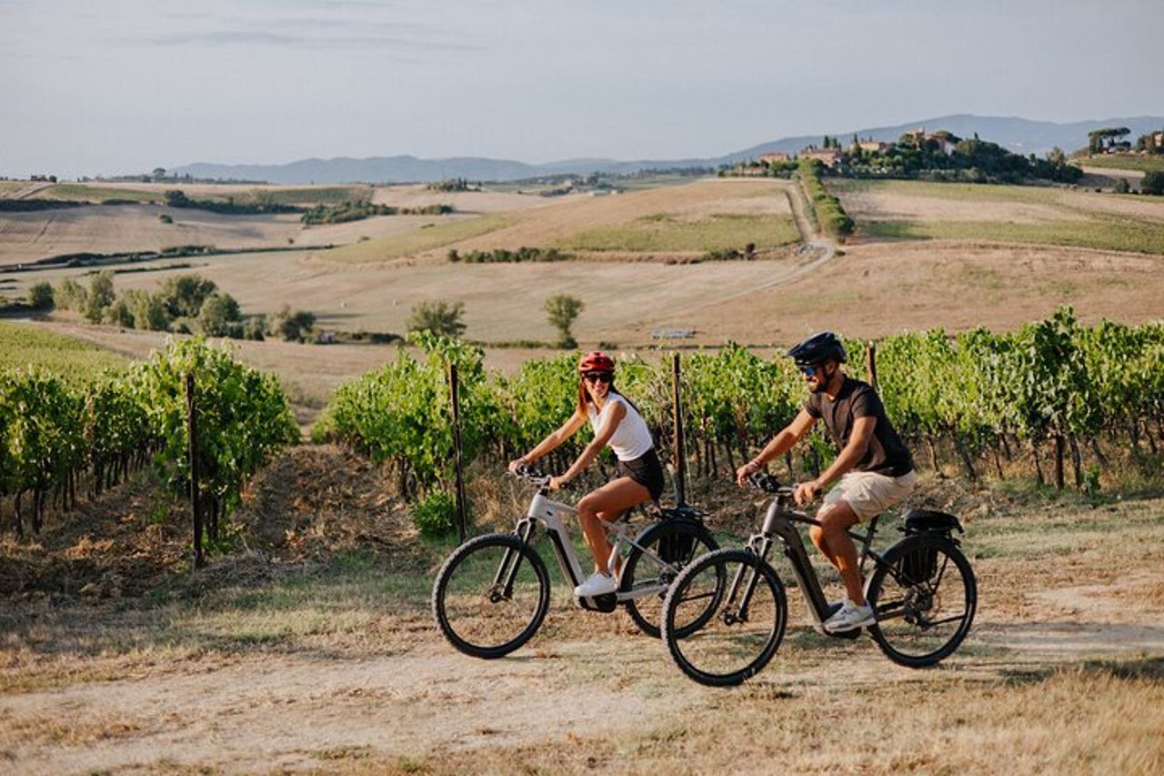 Cortona - eBike tour e degustazione di vini in Valdichiana [+40€]