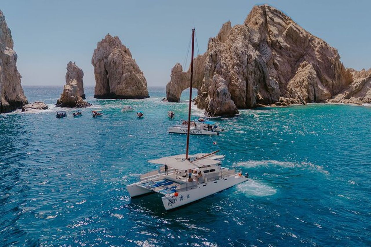 Crociera privata in catamarano a Los Cabos con snorkeling e open bar