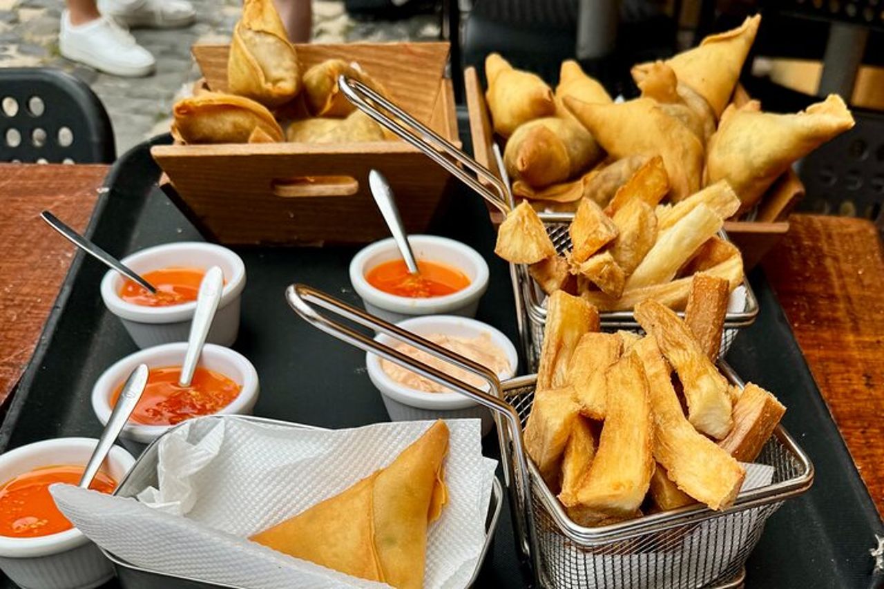 Tour a piedi per piccoli gruppi con degustazione locale — 9