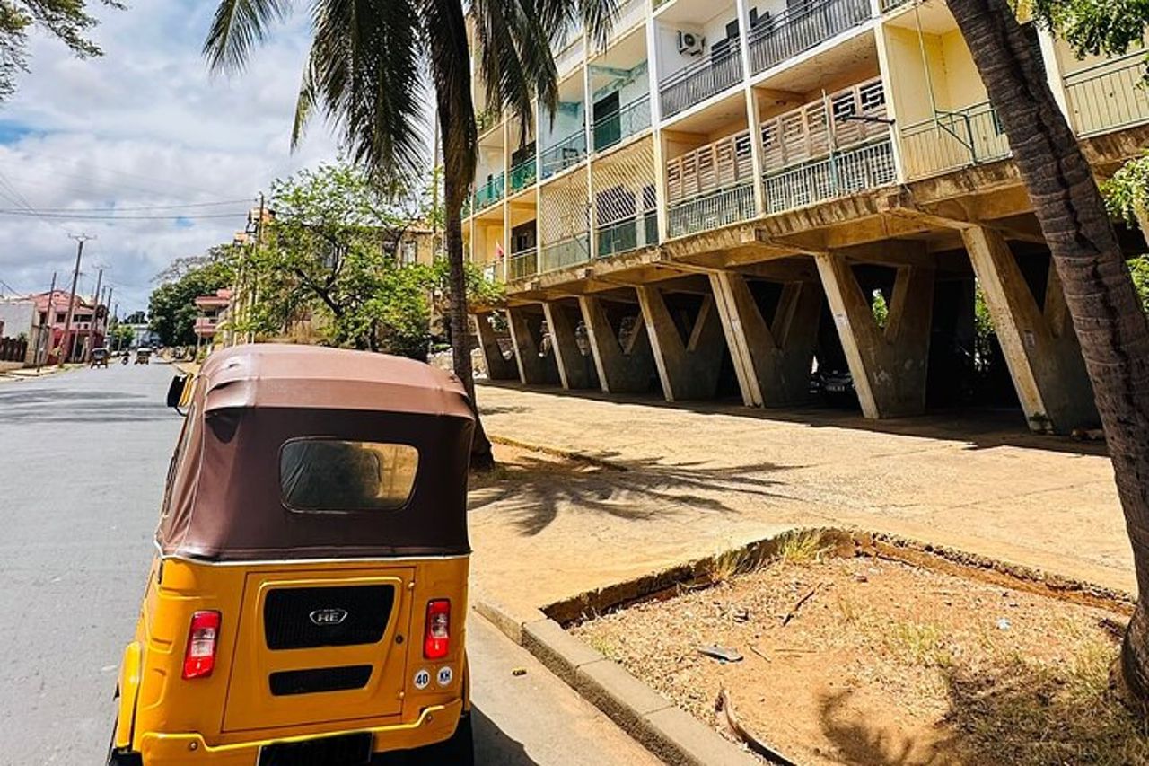 Tour della città in tuk-tuk ad Antsiranana Diego Suarez Baobab e shopping — 2