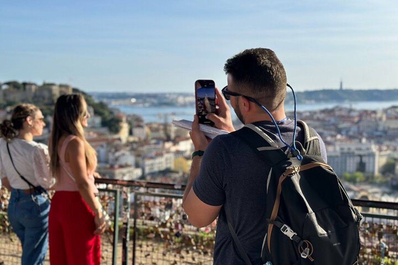 Tour privato in Tuk Tuk attraverso le strade storiche di Lisbona — 6