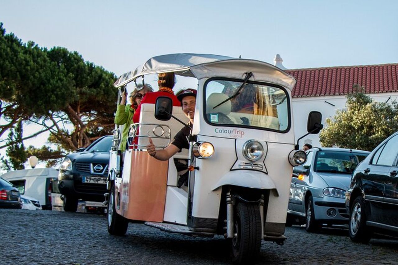 Tour privato in Tuk Tuk attraverso le strade storiche di Lisbona — 3