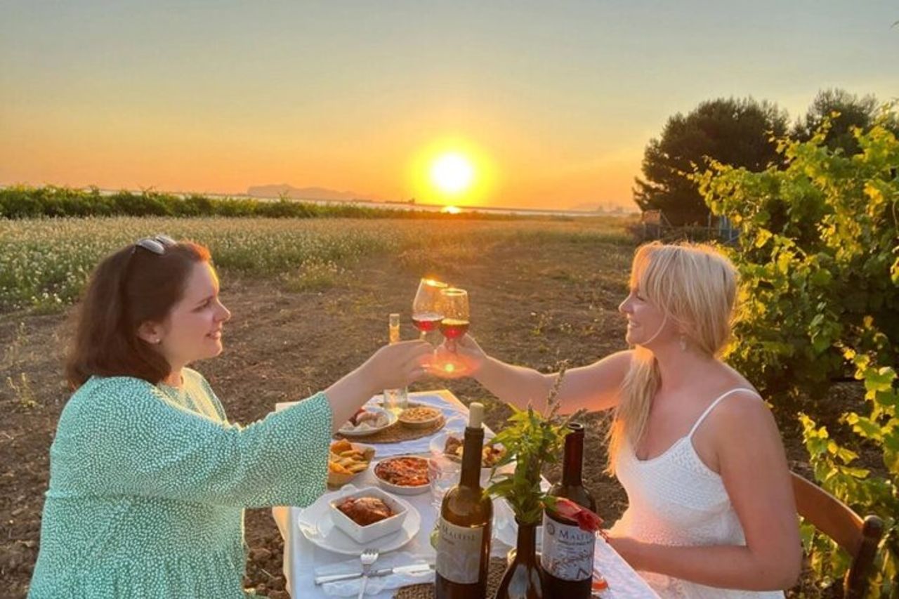 Picnic al tramonto tra i vigneti a Marsala