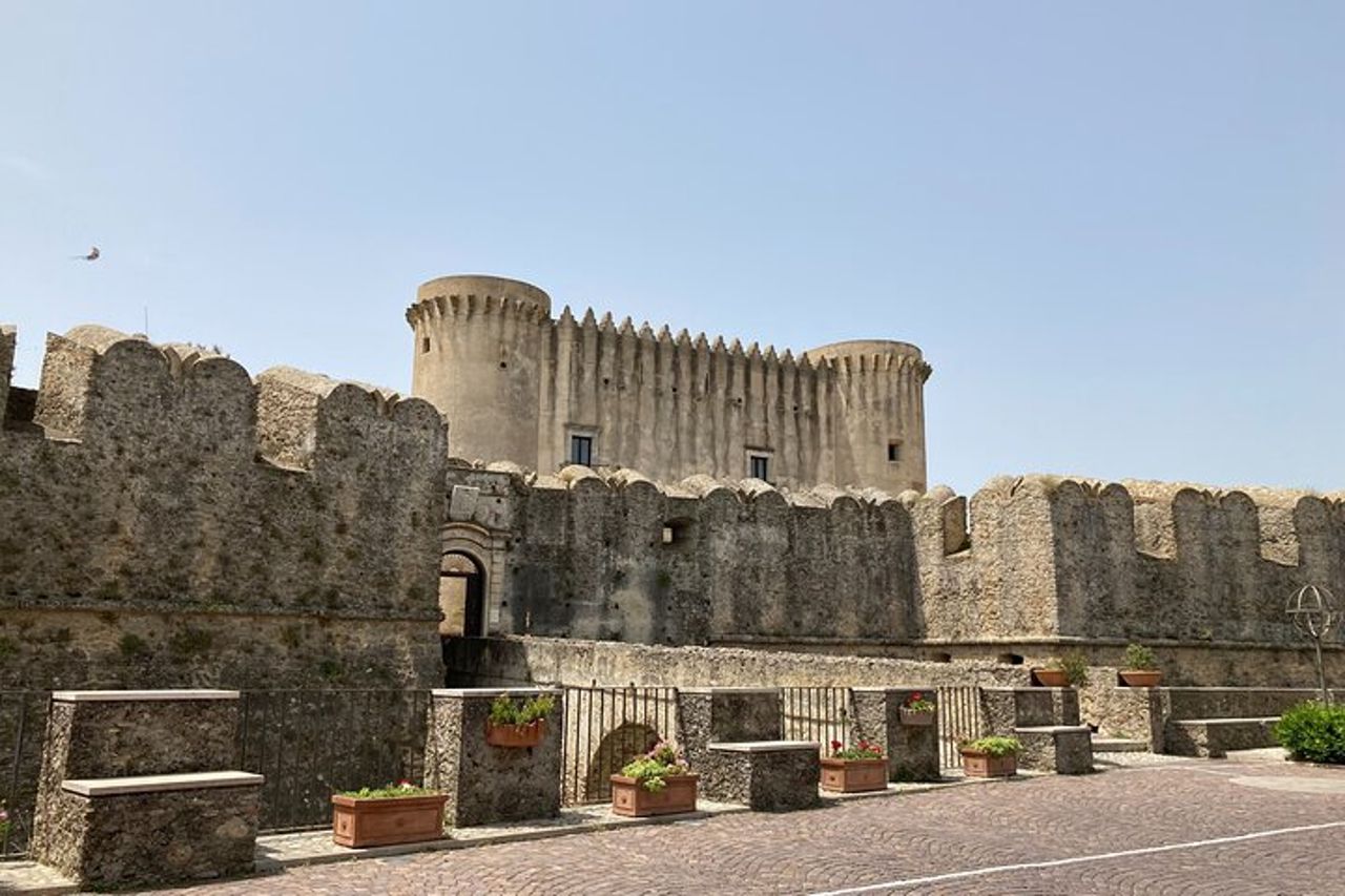 Escursione privata a terra a Crotone: Santa Severina e degustazione di vini