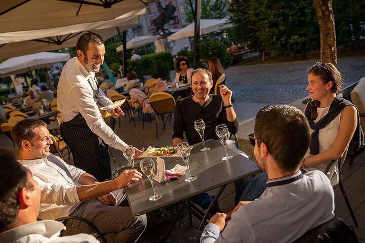 Esperienza di degustazione di vini di lusso ad Alba — 7