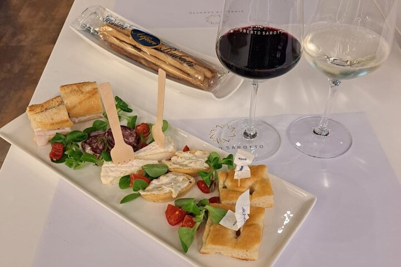 Esperienza di degustazione di vini di lusso ad Alba — 8