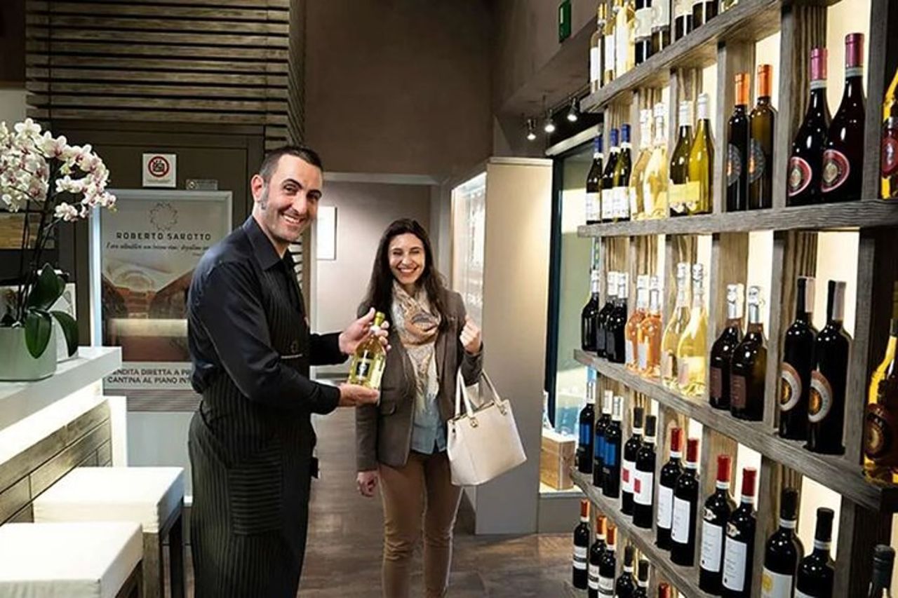 Esperienza di degustazione di vini di lusso ad Alba — 9