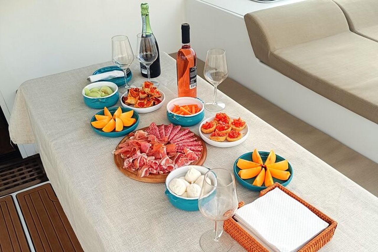 Tour Guidato in Catamarano con Aperitivo da Polignano a Mare — 3