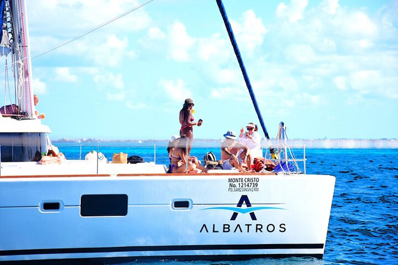 Vela Plus Catamarano per Isla Mujeres con Beach Club e Open Bar