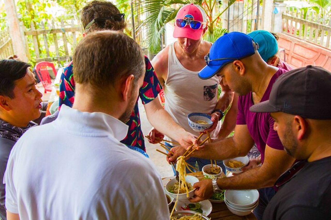 Tour privato di degustazione di cibo Hoi An serale in bicicletta — 4