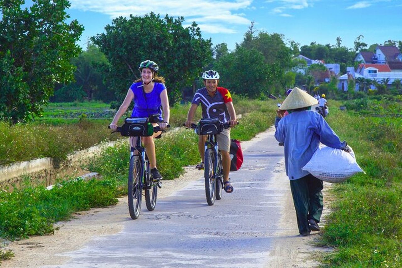Tour privato di degustazione di cibo Hoi An serale in bicicletta — 5