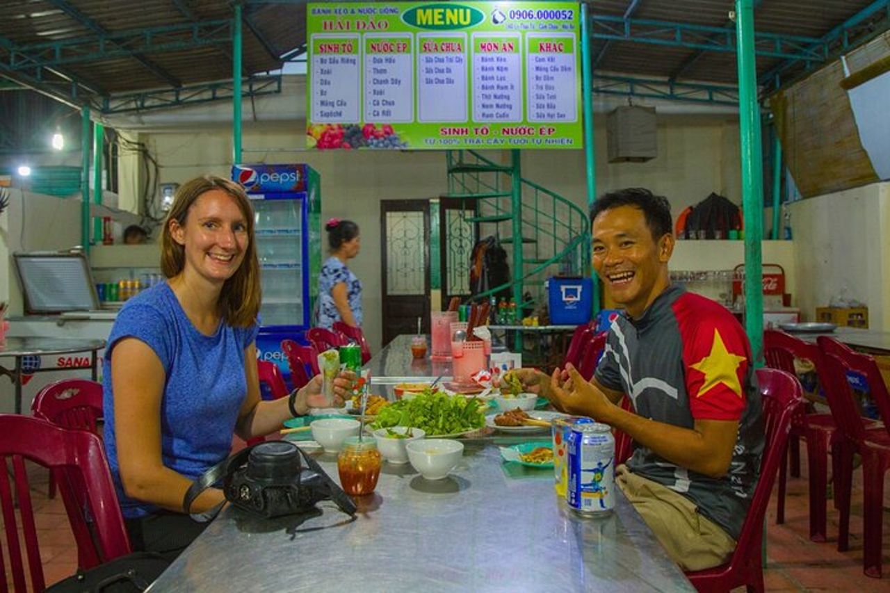 Tour privato di degustazione di cibo Hoi An serale in bicicletta — 2
