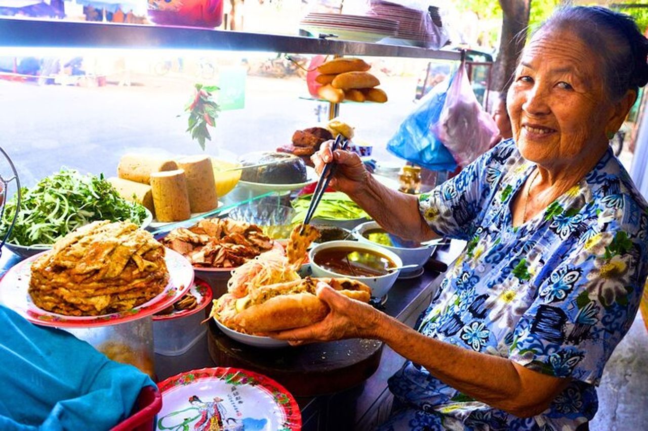 Tour privato di degustazione di cibo Hoi An serale in bicicletta — 8