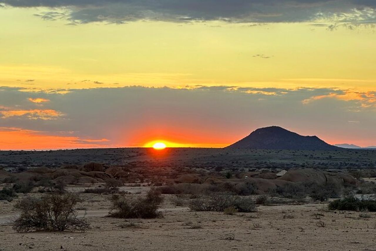 Tour di un giorno di Spitzkoppe in Africa Cervino e Arte Antica — 6