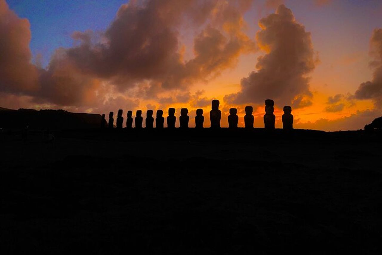 Alba ad Ahu Tongariki Il risveglio dei Moai