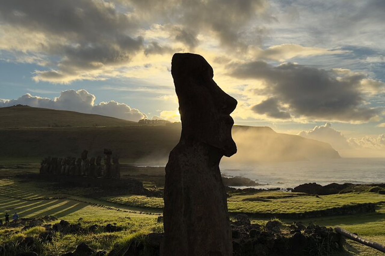 Alba ad Ahu Tongariki Il risveglio dei Moai — 4