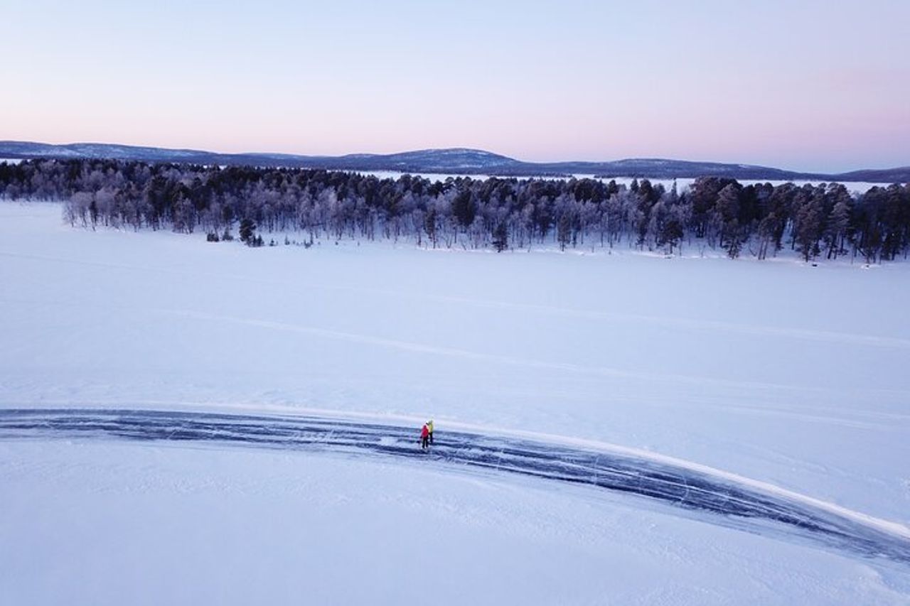 Pattinaggio sul ghiaccio sul lago Inari congelato — 3
