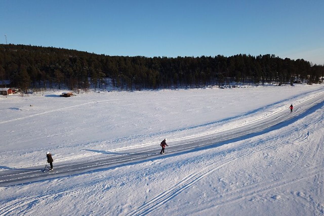 Pattinaggio sul ghiaccio sul lago Inari congelato — 5