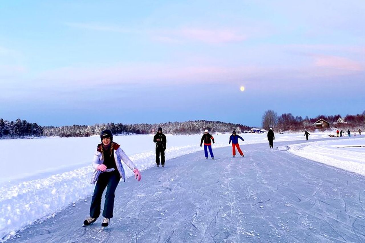 Pattinaggio sul ghiaccio sul lago Inari congelato