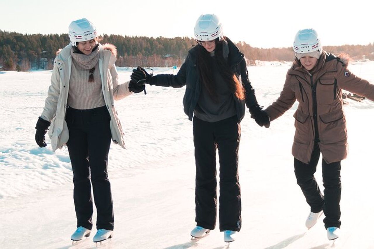 Pattinaggio sul ghiaccio sul lago Inari congelato — 2