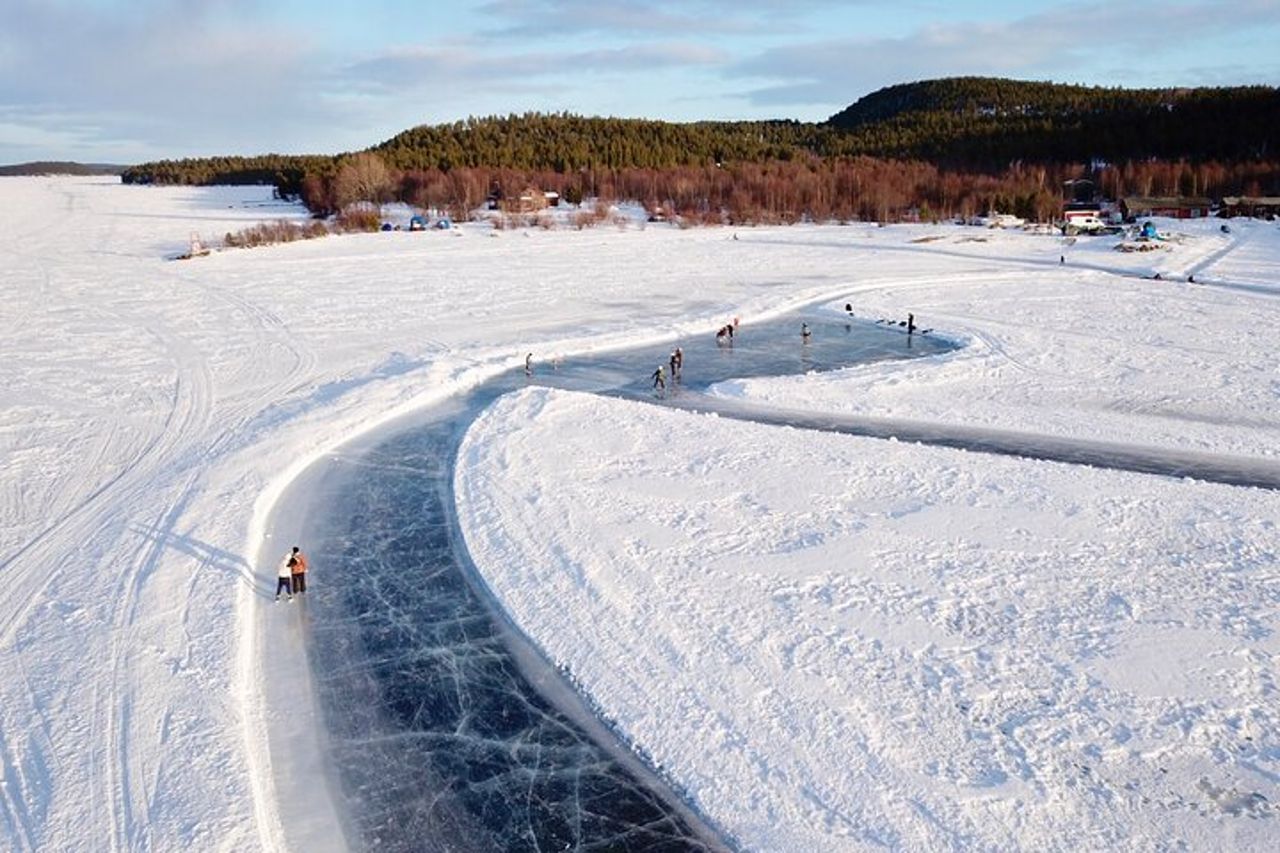 Pattinaggio sul ghiaccio sul lago Inari congelato — 6